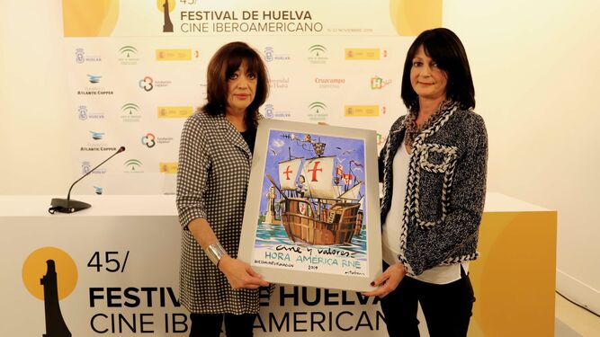 La directora de Huelva Información, Ana Vives, entrega el Premio Cine y Valores a Teresa Montoro.
