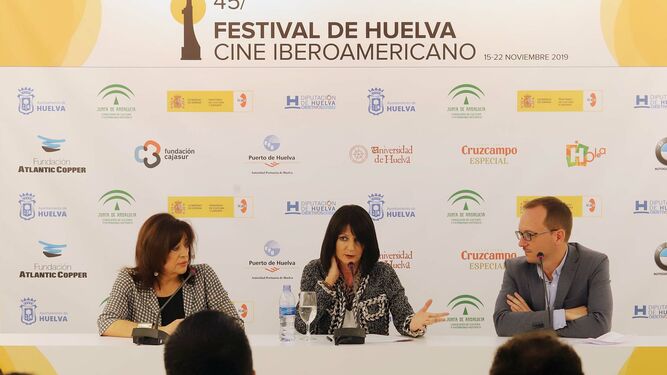 Im&aacute;genes de la entrega del premio "Cine y valores" de Huelva Informaci&oacute;n a "Hora Am&eacute;rica" de RNE en el Festival de Huelva Cine Iberoamericano
