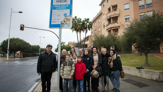 Foto de familia tras descubrir el cartel de 'Ciudad amiga de la Infancia'.