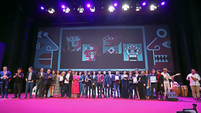 Foto de familia de todos los artistas que fueron premiados en la gala.