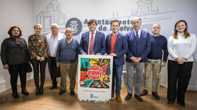 El alcalde de Huelva, con sus ediles y representantes de distintos colectivos, en la presentación de la campaña navideña.