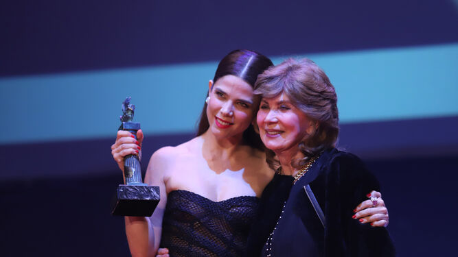 La actriz colombiana Juana Acosta recibe el premio Ciudad de Huelva junto a su madre.