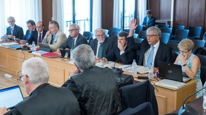 El jefe de los peritos de la IGAE, Ángel Turrión, levanta la mano para intervenir en una de las sesiones del juicio.