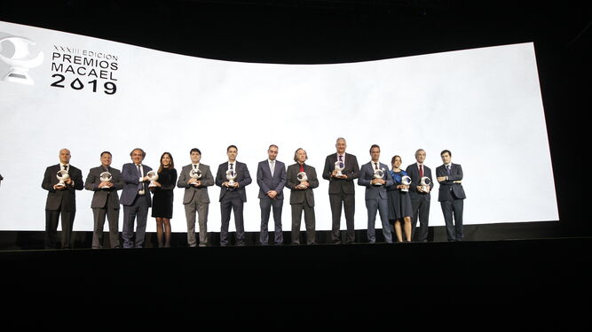 El máximo responsable de los empresarios del mármol, Jesús Posadas, en el centro, preside la ‘foto de familia’ de la gala de entrega de los XXXIII Premios Macael, con todos los galardonados.