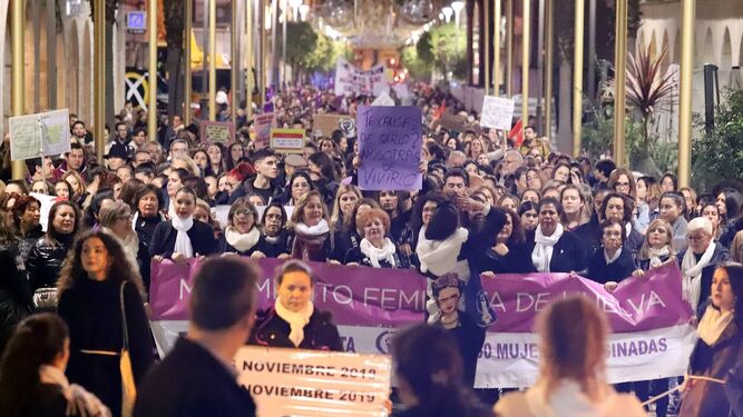 Multitud de personas se manifiesta en las calles de Huelva contra la violencia de género.