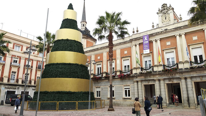 El árbol de Navidad preside la Plaza de la Constitución.