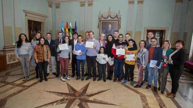 Foto de familia tras la entrega de diplomas en el Salón de Plenos del Ayuntamiento de Huelva.