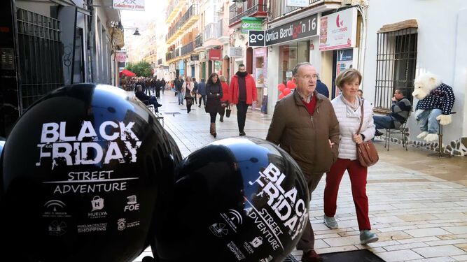 El 'Black Friday' decora los escaparates de Huelva.