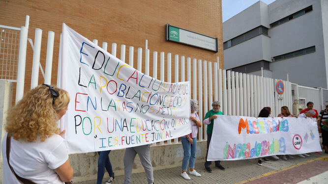 Protestas en el Instituto  Fuente Juncal de Aljaraque  por la masificación en las aulas