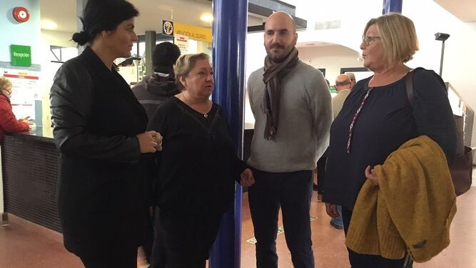 Visita de la alcaldesa de Almonte al centro de salud.