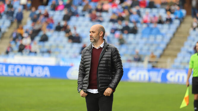 Alberto Monteagudo, técnico del Recreativo de Huelva, observa con gesto serio un lance del partido del pasado domingo del equipo onubense ante al Badajoz en el Nuevo Colombino.