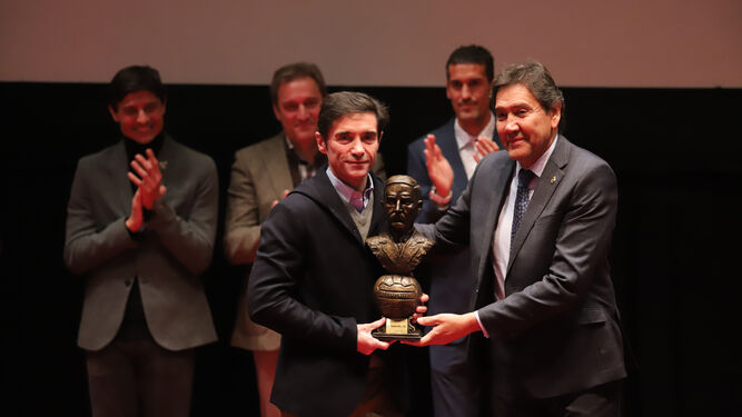 Marcelino García recibe de manos de Manuel Zambrado el Premio Mackay.
