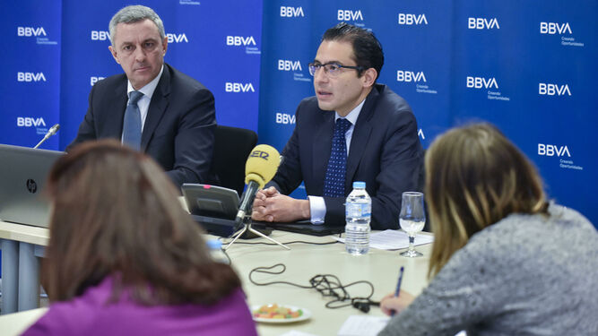 José Ballester, a la izquierda, conversa con Miguel Cardoso en la sede territorial de BBVA en Sevilla durante la presentación del estudio.