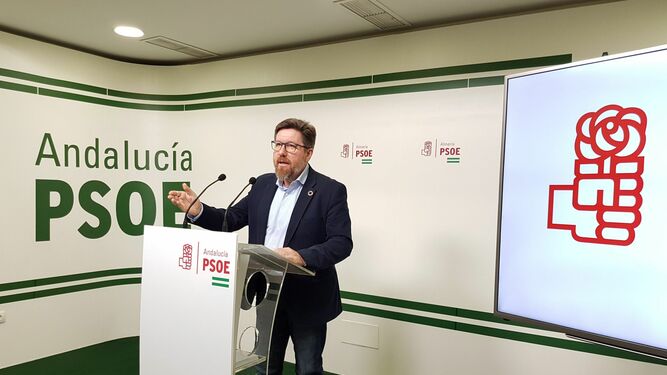 Rodrigo Sánchez Haro, portavoz parlamentario socialista, ayer en rueda de prensa en Almería.