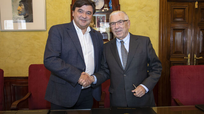 Gabriel Cruz junto con Juan Vázquez en la firma del convenio.