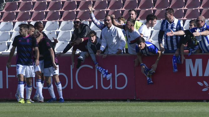 Los jugadores del Recreativo festejan con la afición del Decano uno de los goles anotados por Isi Ros ante el Sevilla Atlético.