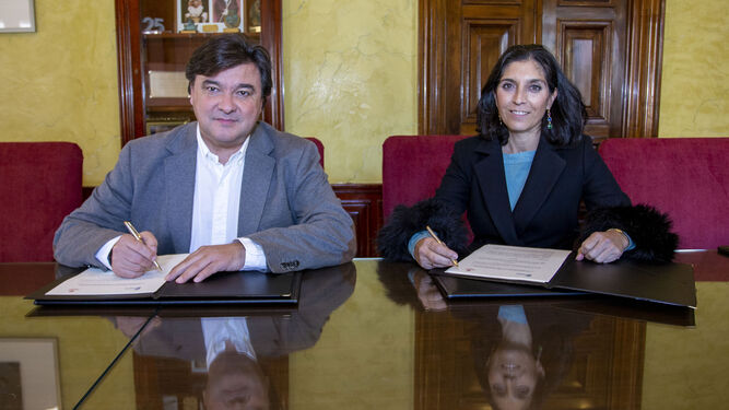 Firma del acuerdo entre el Ayuntamiento de Huelva y Cáritas.