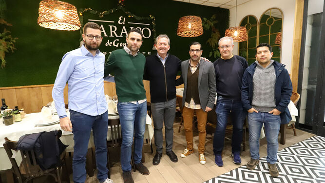 Los integrantes de la Tertulia Deportiva de ‘Huelva Información’, junto a Gonzalo Rodríguez Nevado en El Paraíso de Gonzalo.