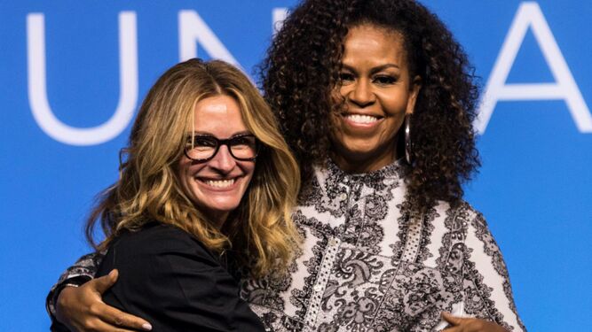 Julia Roberts y Michelle, muy sonrientes, tras una charla de la Fundación Obama.