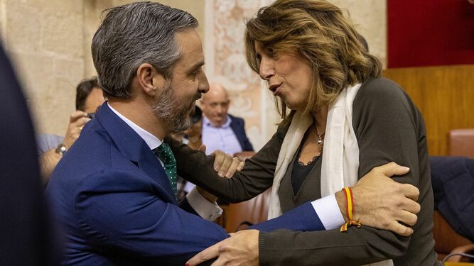 El consejero de Hacienda, Juan Bravo, saluda a Susana Díaz el pasado jueves en el Parlamento.
