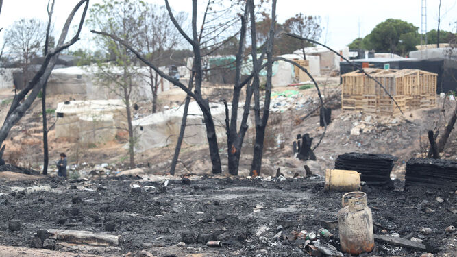 Aspecto de la zona afectada por el incendio en el asentamiento de Palos de la Frontera.