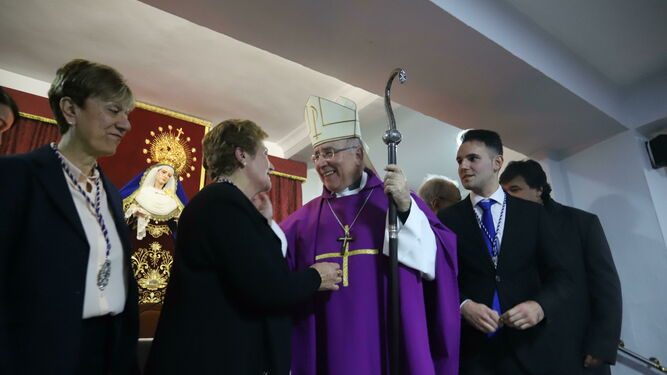 El obispo José Vilaplana saluda a los miembros de la junta en la misa de acción de gracias.
