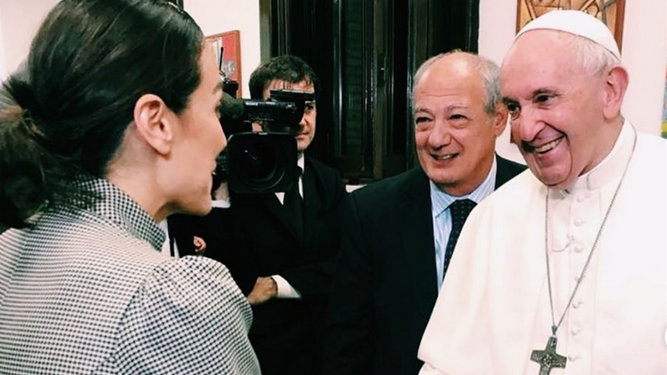 Tamara Falcó saluda al Papa