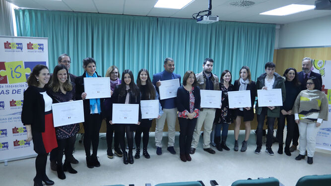 Foto de familia de los jóvenes universitarios premiados por la Cátedra de Innovación Social de Agua de Huelva.