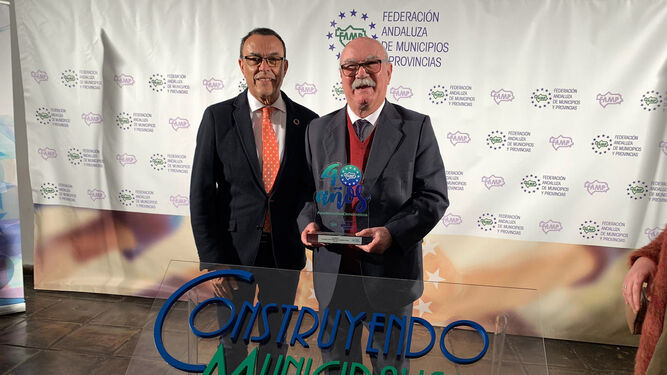 Juan Antonio Millán posa con su premio junto al presidente de la Diputación, Ignacio Caraballo.