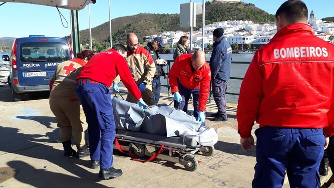 Los servicios de emergencias retiran el cadáver del hombre desaparecido en Sanlúcar de Guadiana.