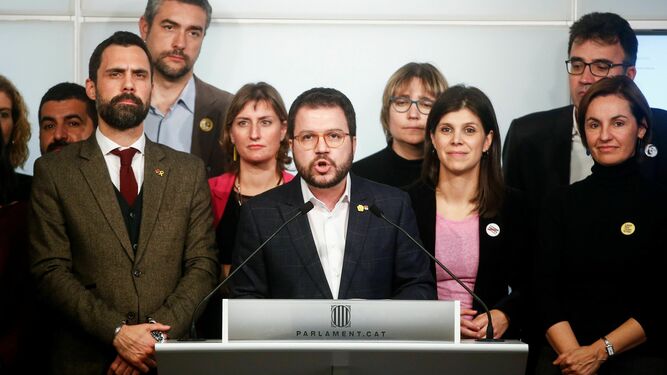 El vicepresidente del 'Govern', Pere Aragonès, comparece escoltado por Roger Torrent y Marta Vilalta.
