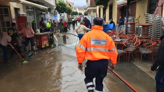 Personal de los establecimientos achican agua tras la riada.