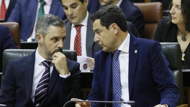 Juanma Moreno y Juan Bravo en el Parlamento.
