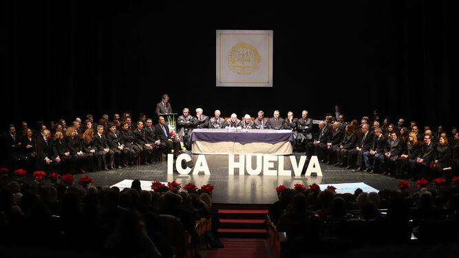 Im&aacute;genes del acto de entrega de insignias a los colegiados que cumplen 25 y 50 a&ntilde;os en el Ilustre Colegio de Abogados de Huelva.
