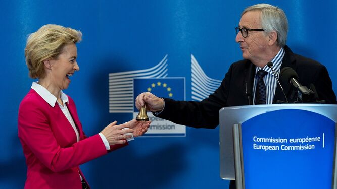 El ex presidente de la Comisión Europea, Jean-Claude Juncker, se dirige a su sucesora en el cargo, Ursula von der Leyen, el pasado día 3 en Bruselas.