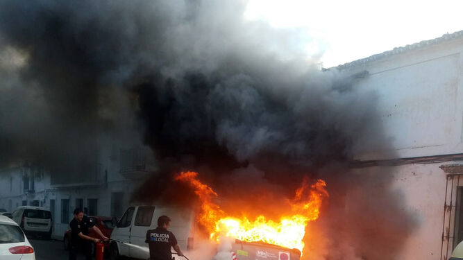 Imagen de la Policía Local de Cartaya en el incendio de un contenedor en Cartaya.