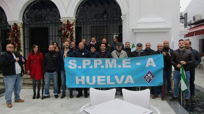 Un grupo de agentes del Sindicato de Policía Profesionales Municipales de España, ayer en Almonte.