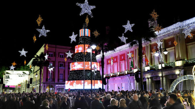 Árbol de Navidad ubicado en la Plaza de la Constitución.