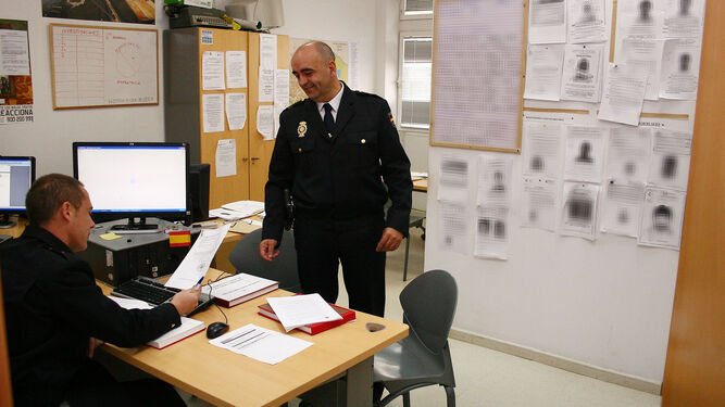 De pie, el inspector Emilio Fernández en la oficina del SAF, cuando dirigía el grupo policial.