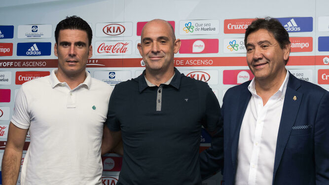 Juan Antonio Zamora, Alberto Monteagudo y Manolo Zambrano, en la presentación del técnico como entrenador del Decano.