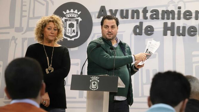El portavoz popular, Jaime Pérez, acompañado por su compañera Pilar Marín, en la comparecencia de esta mañana.