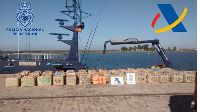 Los 6.700 kilos de hachís incautados en mayo de 2018 en Mazagón y El Terrón, expuestos en el puerto de Huelva.