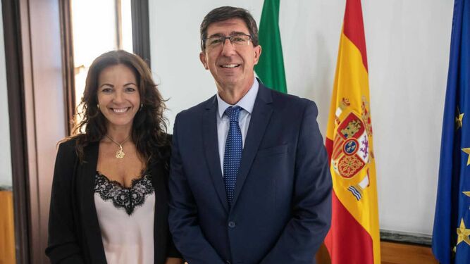 La delegada territorial de Turismo de Huelva, María Ángeles Muriel, junto al vicepresidente de la Junta, Juan Marín.