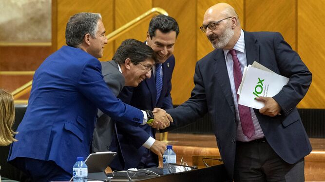 El portavoz de Vox, Alejandro Hernández, saluda en el Parlamento a Elías Bendodo, Juan Marín y Juanma Moreno.