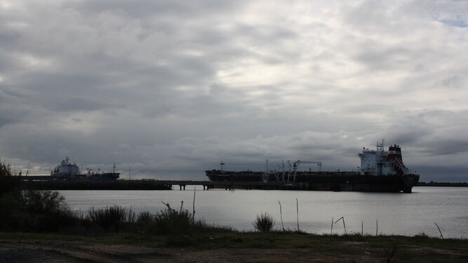 El tráfico de graneles líquidos energéticos es fundamental para el movimiento de mercancías en el Puerto de Huelva.