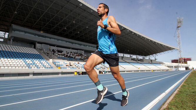 Emilio Martín, entrenando en el estadio Iberoamericano de atletismo al que da nombre.