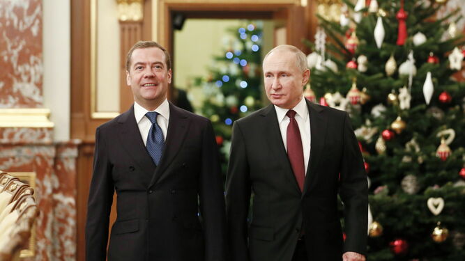 El presidente ruso, Vladimir Putin, junto a su primer ministro, Dimitri Medvedev, en Moscú.