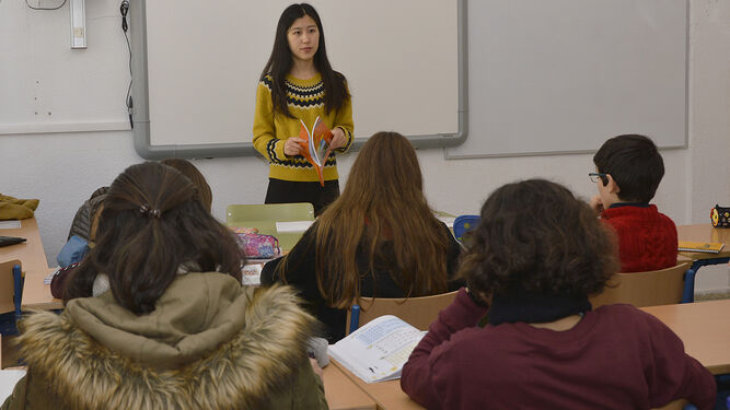La profesora Paula Yijuan Bian durante una de sus clases en el instituto  Luis de Góngora.