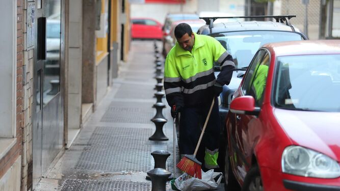 Un operario de limpieza recoge la suciedad en las calles.