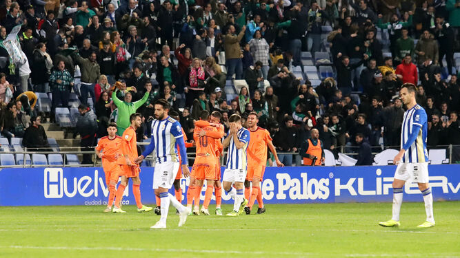Los jugadores del Recreativo caminan con resignación hacia el centro del campo tras el segundo gol del Córdoba.